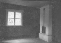 Månstorp, rum med kakelugn, foto 1977.