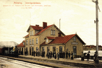 Färglagt vykort (Södra) stationen i Nyköping, tidigt 1900-tal