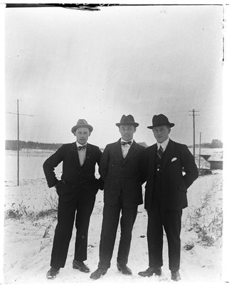 Tre män i vinterlandskap