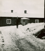 Ebba Von Eckermann utanför Haga gård på vintern 1952