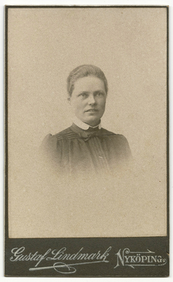 Visitkort, kvinnoporträtt, foto Gustaf Lindmark, Nyköping, har tillhört Bodil Güntzel