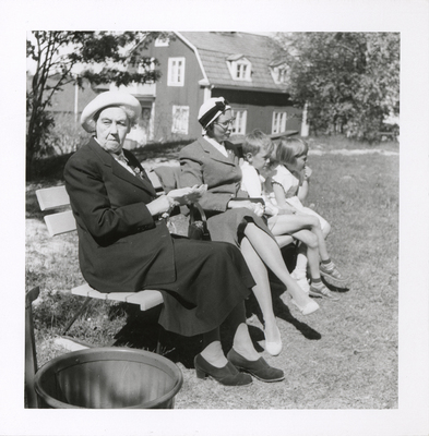 Brita med barnen och svärmor, 1950-tal.