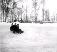 Tre män på kälke, vinterbild, 1890-tal