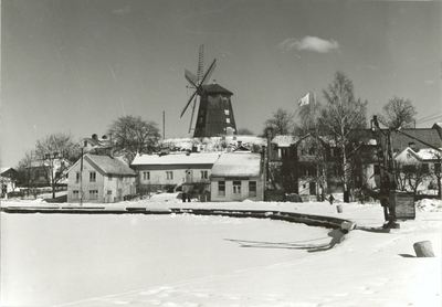 Vinterbild av Kvarnbackens hus med garvargården i Strängnäs