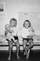 Gudrun och Britt-Marie med sina dockor, Nyköping 1957