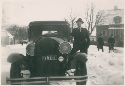 En man med bil vid Folkungavallen, 1930-tal
