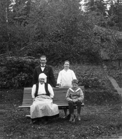 Skilsmässobarnet Sigurd med faster och farbror på Åmmefallet, Närke