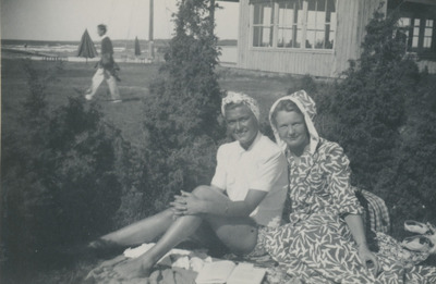 Två kvinnor vid havet, 1930/40-tal