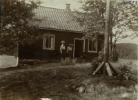 Gwendolen Fleetwood, sittande, utanför huset Björkliden, i Hindås, 1906