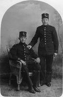 Två män i uniform, till höger Johan Bergman (1886-1960)