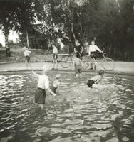 Lekande barn i bassäng.