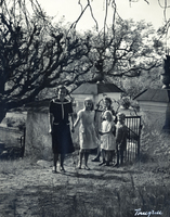 Palaemona Mörner med barnen Mariana f.1935 och Nils f.1936, Björksund, 1940-tal