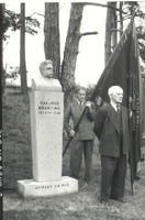 Invigning av byst av Hjalmar Branting. Nävekvarns folkpark 2 augusti 1953