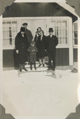 Grupporträtt på farstutrappan, Segersta, 1932