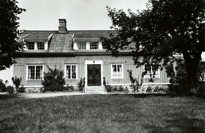 Klostergatan 24 i Strängnäs, gulmålad villa