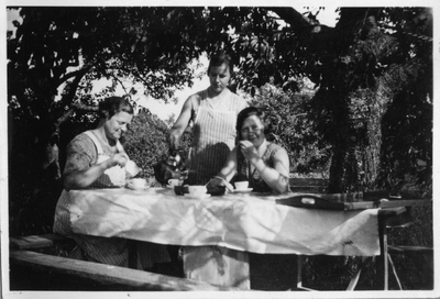 Ingrid Blom serverar kaffe, Oppgården, Torsvi by, Veckholm 1934