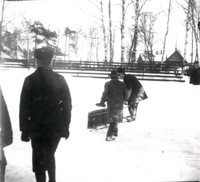 Tre män och en kälke, vinter vid Ökna säteri i Floda socken, 1890-tal