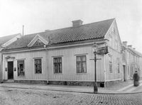 C.H. Forsmans guldsmedsverkstad, hörnet Fruängsgatan/Västra Kvarngatan i Nyköping, före 1913