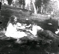 Picknick i gröngräset, en flicka och en pojke