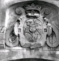 Hertig Karls vapenbild på porthuset omrking 1938