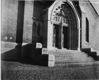 Exteriör, kyrkport vid Floda kyrka, 1890-tal
