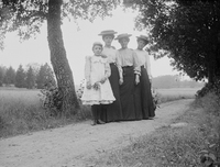 Ester Redlund med syster Tyra Florin, cirka 1900