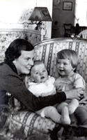 Palaemona (Mona) Mörner med barnen Nils f.1936 och Mariana f.1935 på Björksund