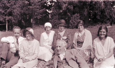 Familjen Höglund på en picknickfilt