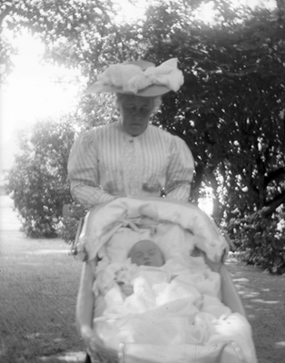 Ingeborg Åkerhielm med Maud Cronhielm i barnvagn år 1906