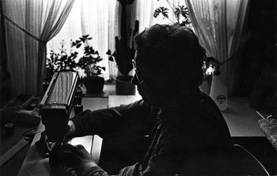 Ingrid Lindberg vid symaskinen, år 1980