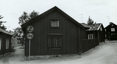 Uthus utefter Hospitalsgatan i Strängnäs