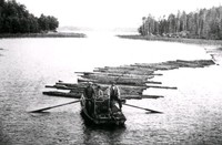 Timmerflottning, spelbåt i Mälsundet i Husby-Oppunda socken,