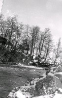 En bro över ett vattendrag på vintern.