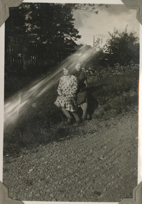 Två kvinnor vid Segersta 1931