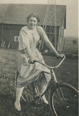 Edith på en cykel