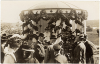 Maria Pavlovna i ett blomsterstånd på marknaden vid Schedewij år 1909
