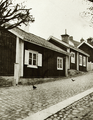 Gyllenhjelmsgatan 10 och 8 i Strängnäs.