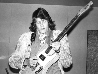 Lasse Lindberg med sin elgitarr på Oxelösunds ungdomsgård 1974
