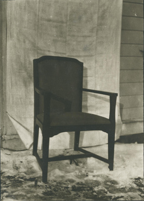 En stol med armstöd