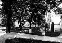 Kyrkogården, S:t Nicolai kyrka i Nyköping omkring år 1920