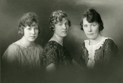 Hedvig Bescher med två (troligen) systrar.