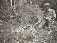 Daniel Smedberg gör en kruka, stenåldersexperimentet år 1918