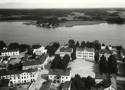Utsikt från domkyrkan över torget i Strängnäs.