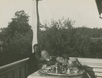 Fika på verandan vid sommarhuset Mörkhulta 1931
