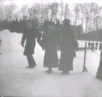 Sällskap med slädar, 1890-tal
