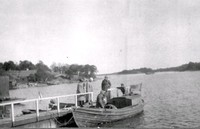 Båt och människor vid bryggan, Oxelösund, tidigt 1900-tal