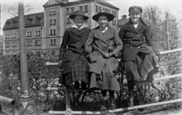 Maj-Sofi Ahlstrand, Karin Jurell och kamrat vid korsbron i Nyköping 1917-18