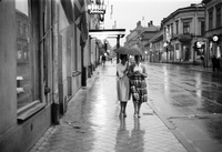 Gun och Kerstin en regnig dag på Storgatan i Nyköping år 1960