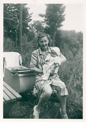 Karin Wohlin med yngsta dottern Suzanne 1945.