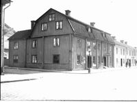 Konsul Johanssons gård, hörnet V. Storgatan/Bagaregatan i Nyköping år 1920